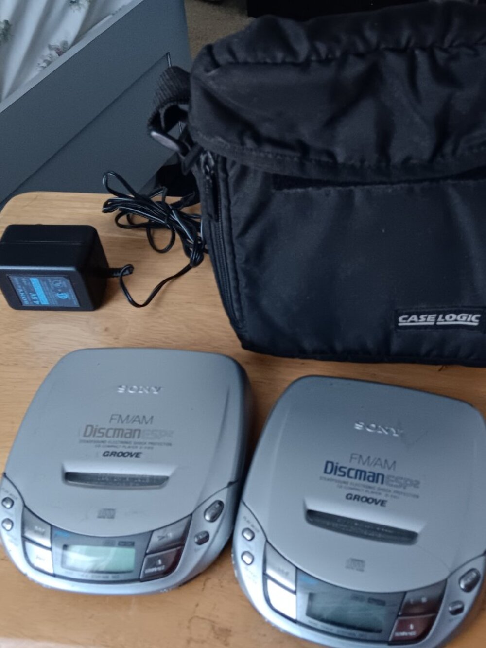 2 Sony discman esp2 (1 works 1 doesnt read), 1 power cable and 1 carrying case